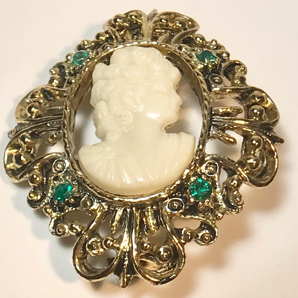 Fashion cameo brooch w/ green rhinestones